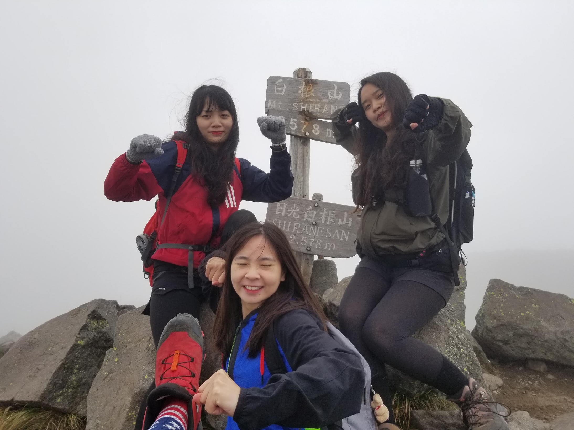 và 3 chị em trên đỉnh núi