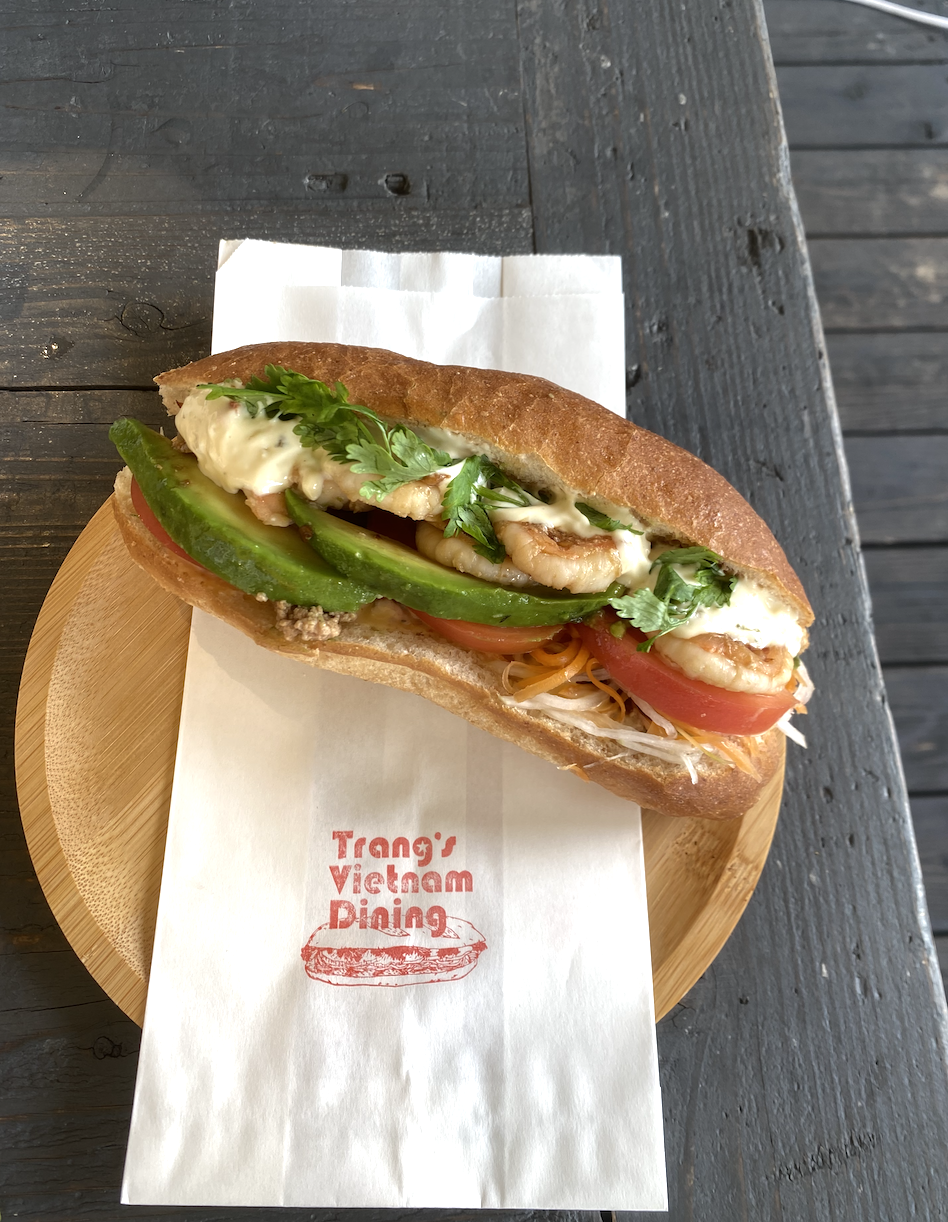 Bánh mì kẹp tôm bơ