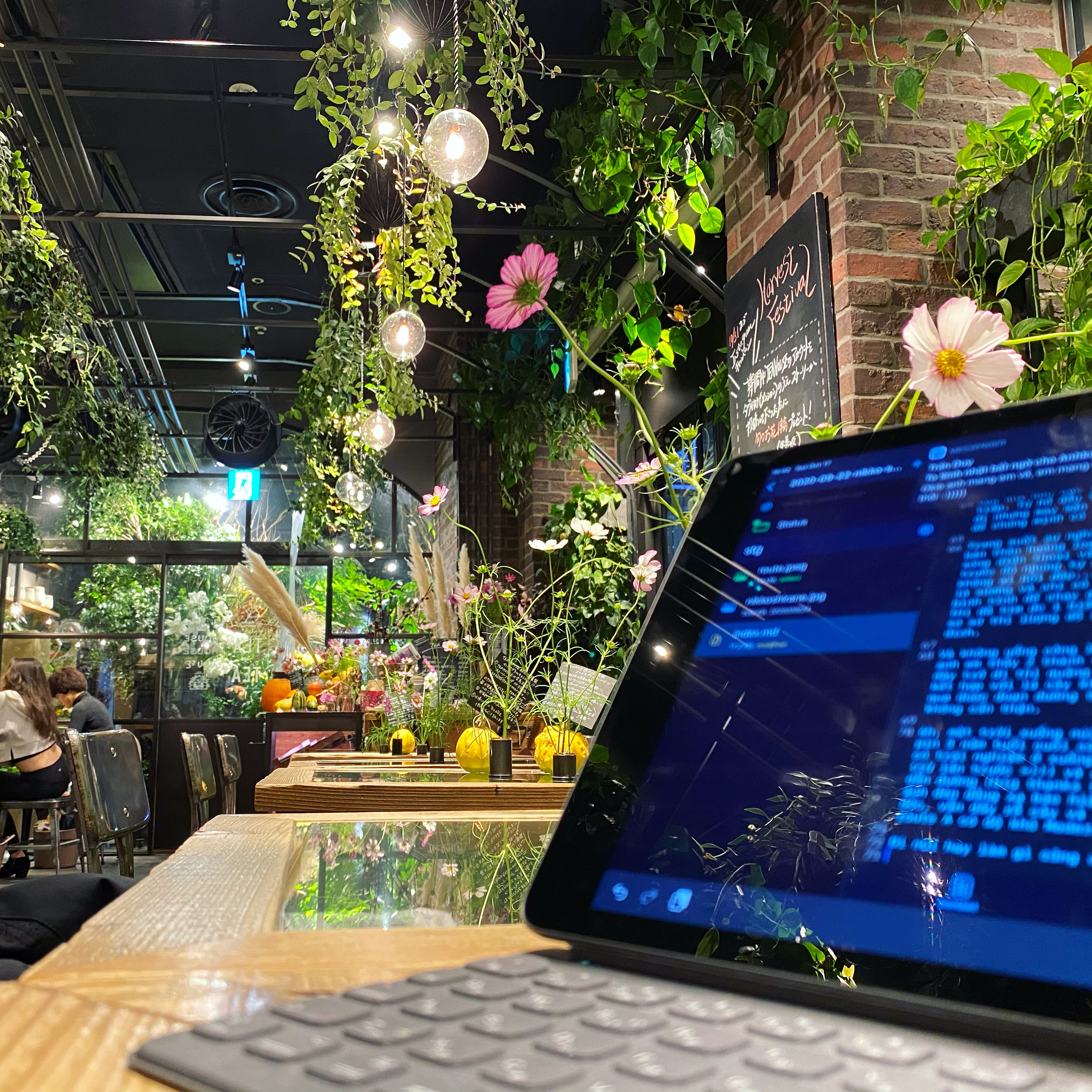 Bàn nước khá nhỏ, chỉ đề vừa ipad hoặc 1 khay trà