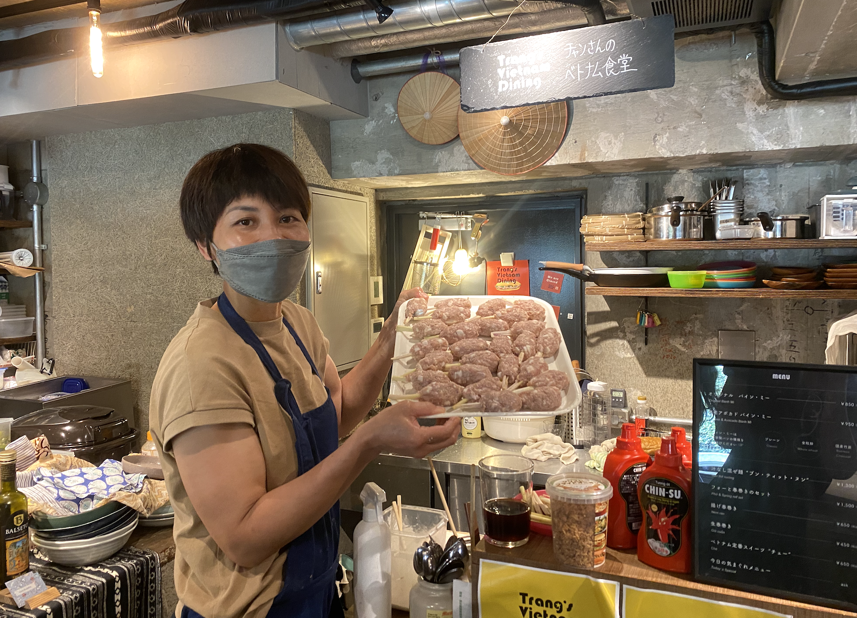 Chị chuẩn bị nem nướng cho event buổi tối