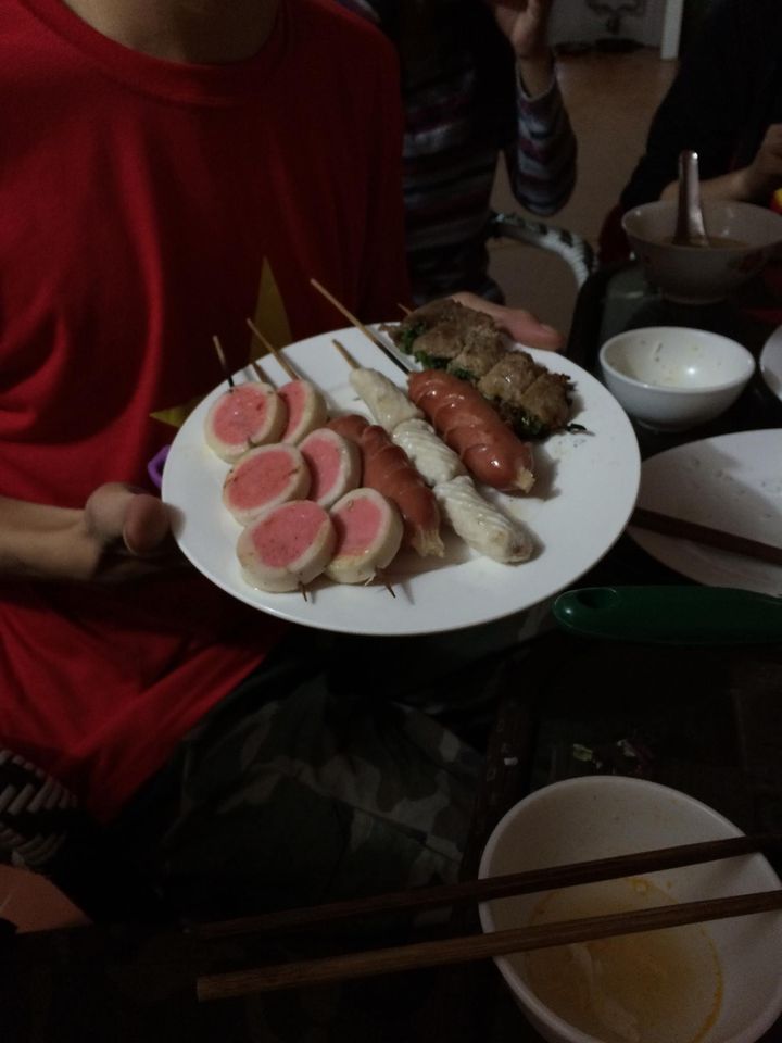 Đĩa đồ nướng mà 2 anh chị giáo viên dễ thương và 1 "chị" sinh năm 96 đang học HVBC-TT tặng đoàn